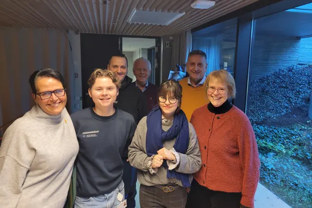 En gruppe mennesker som poserer for et bilde