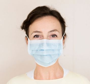 Ei kvinne med munnbind