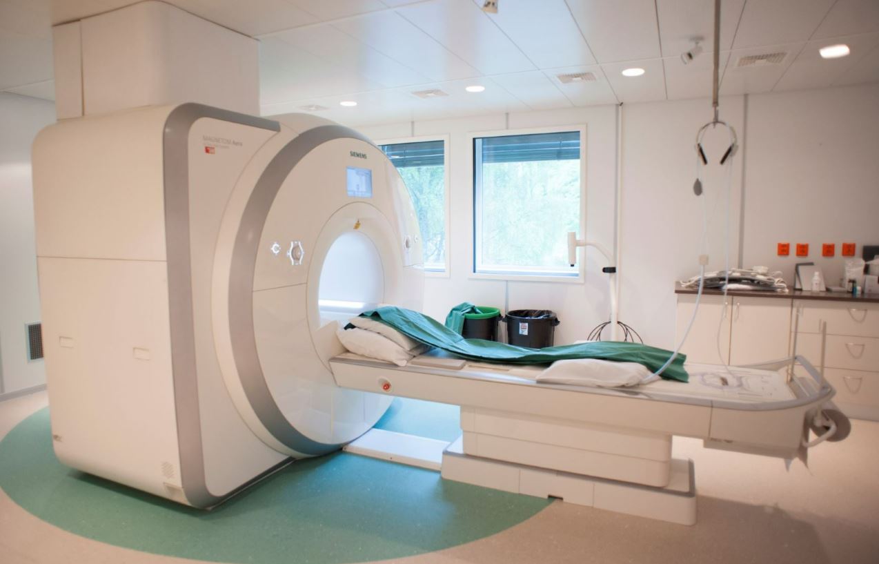 MR maskin og undersøkelsesbenk.