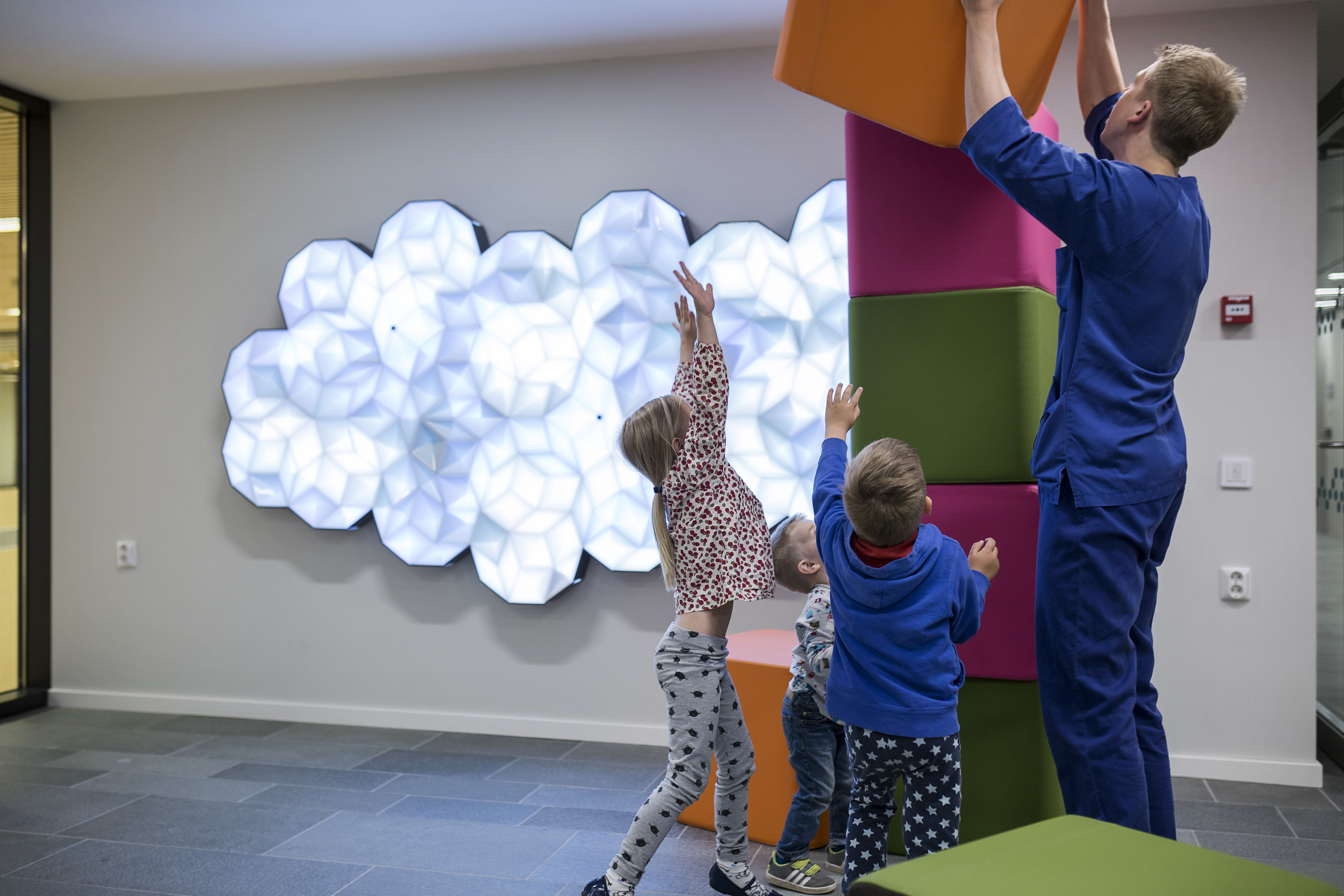 Barn og en voksen leker i venteområdet til Energisenteret