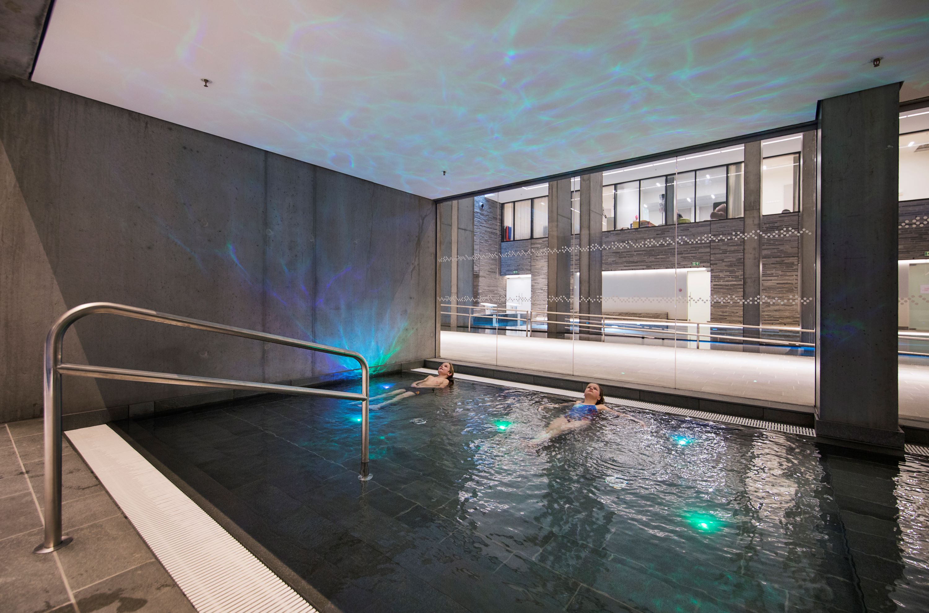 Et par mennesker i et svømmebasseng