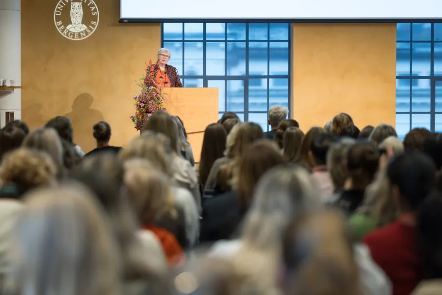 En person som står foran en folkemengde