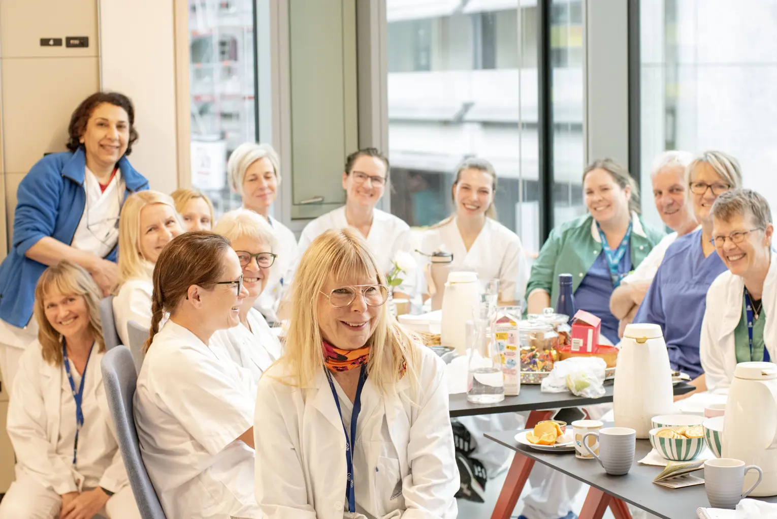 En gruppe mennesker som sitter ved et bord