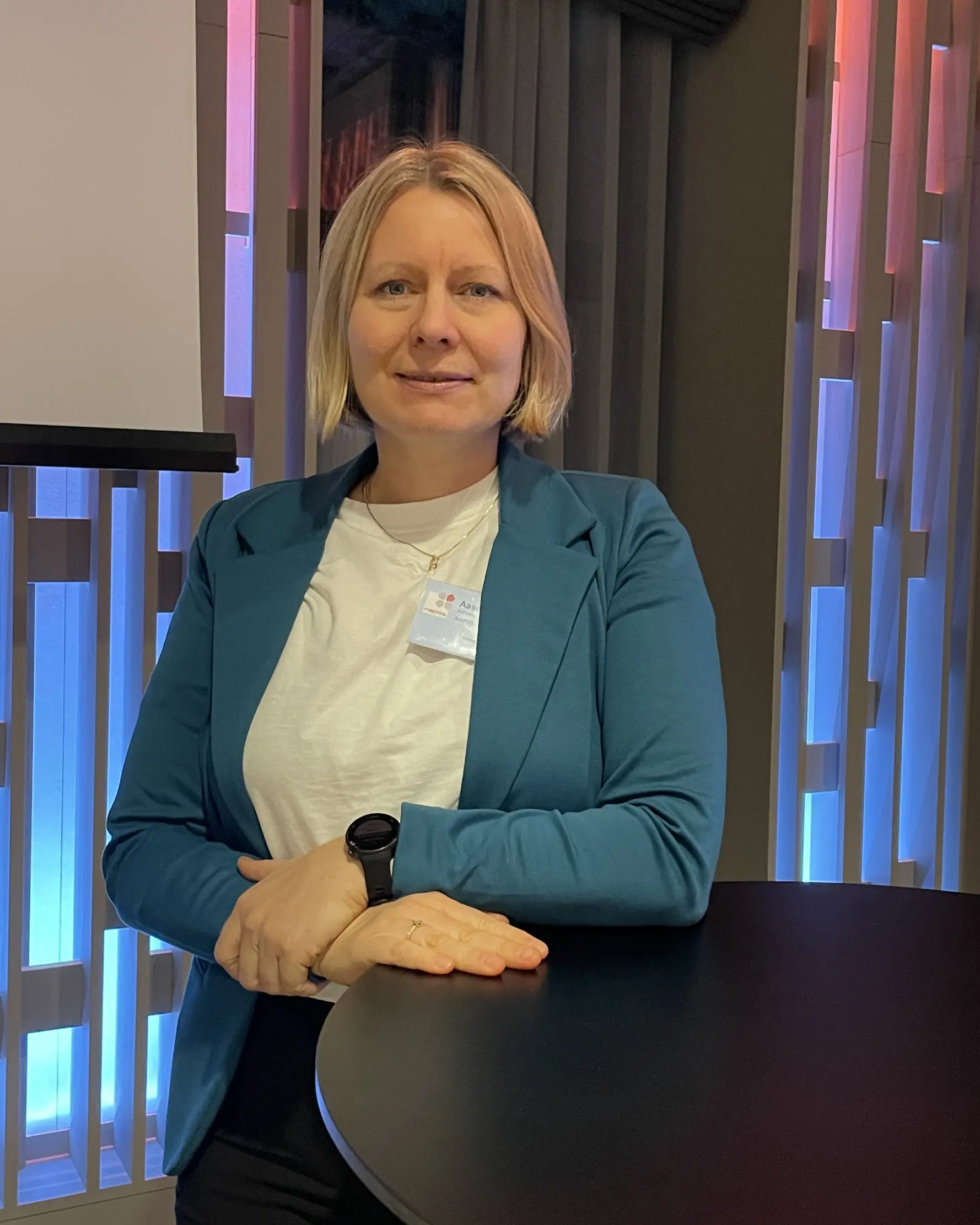 En kvinne som sitter ved et bord