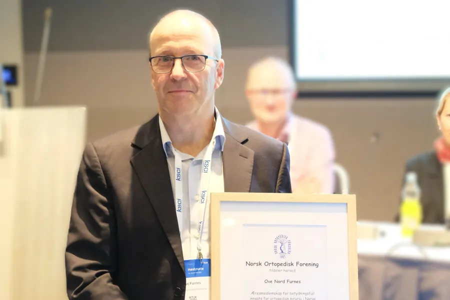 Ove Furnes med diplom