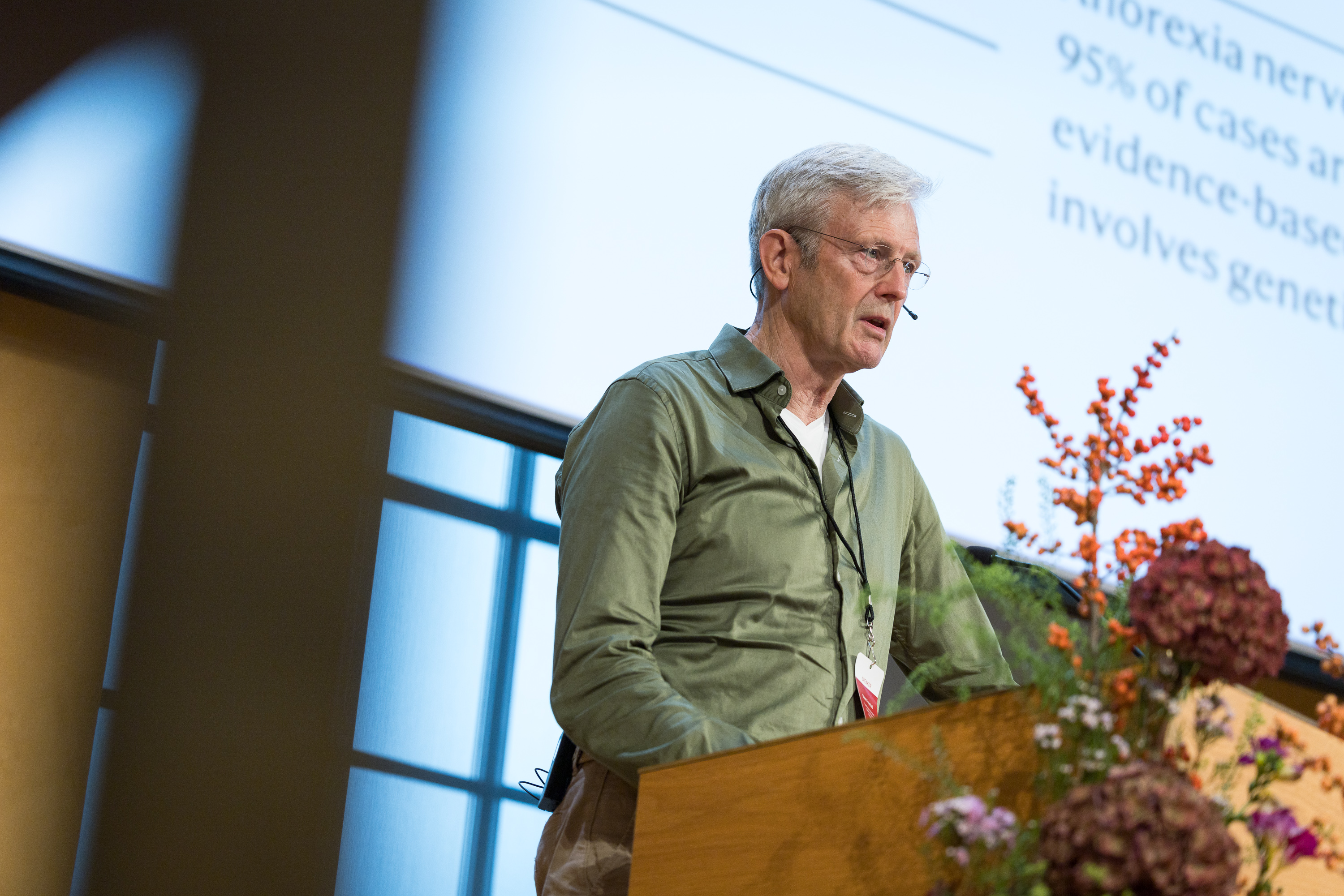 En mann som taler på et podium