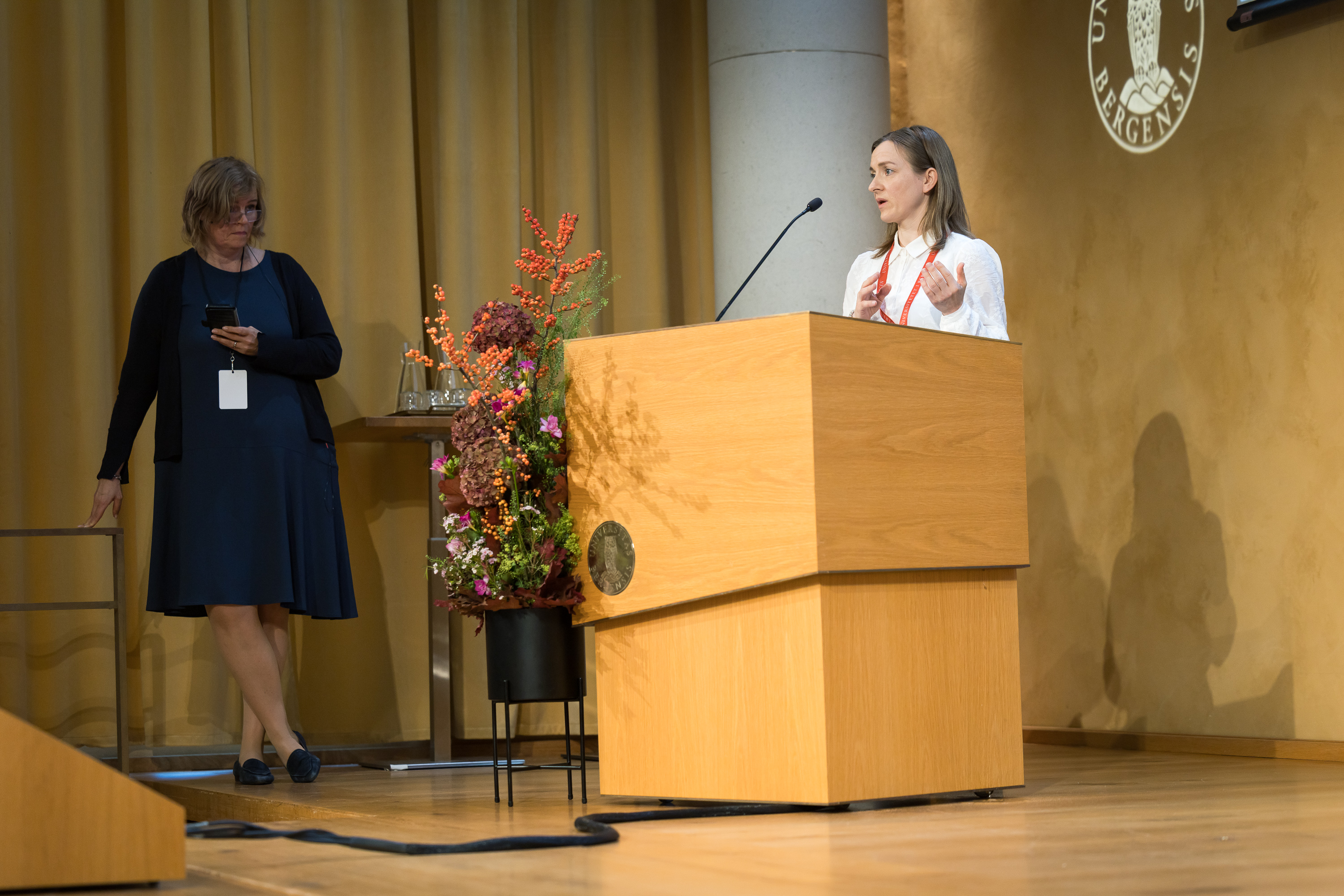 En person som står på et podium