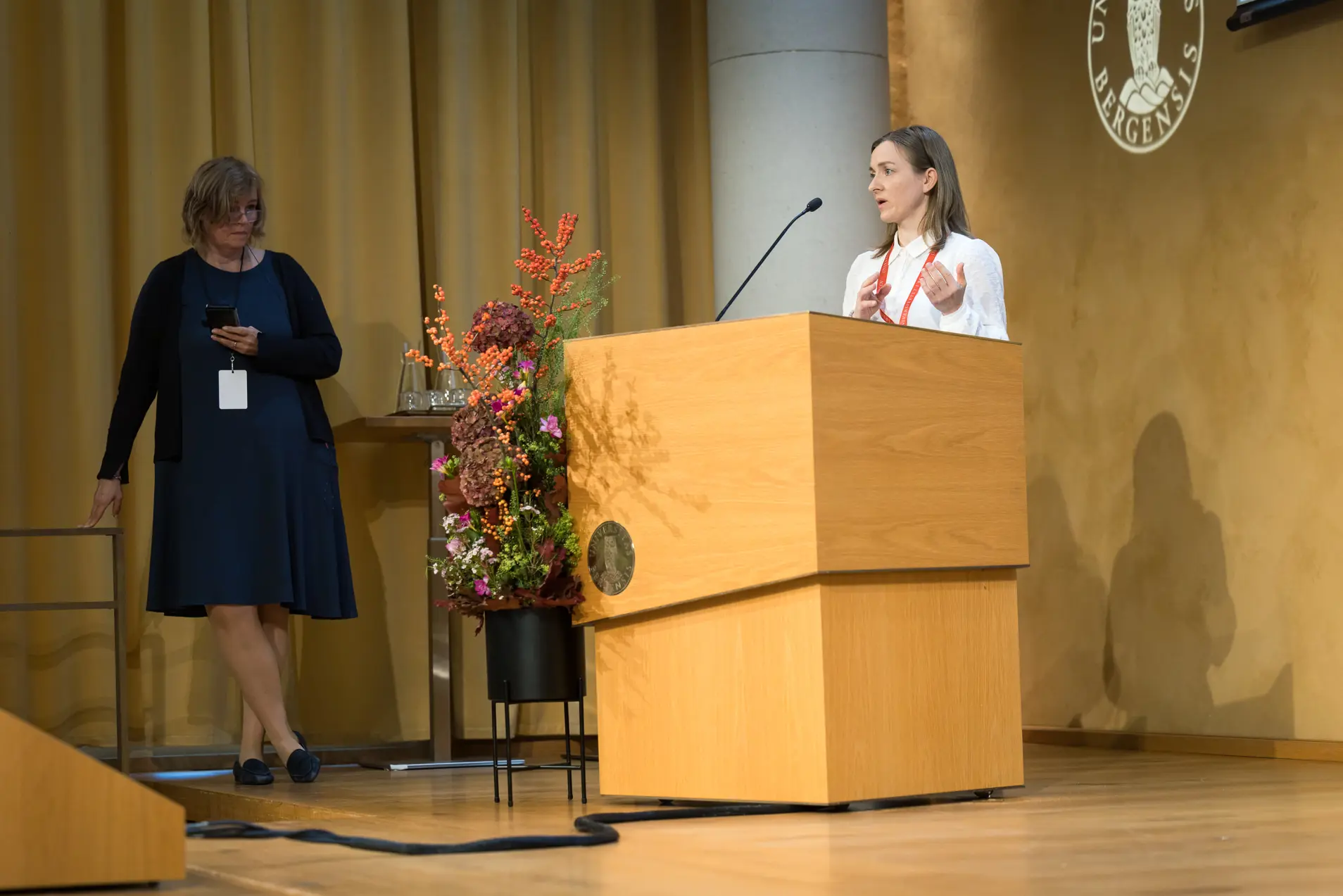 En person som står på et podium