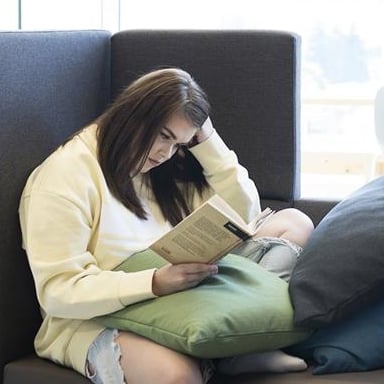 En kvinne som leser en bok