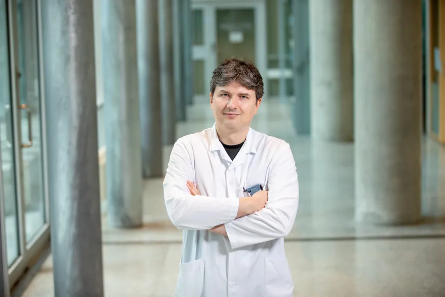 En mann i hvit frakk