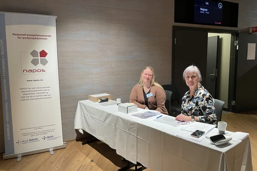 Kvinner som sitter ved et bord