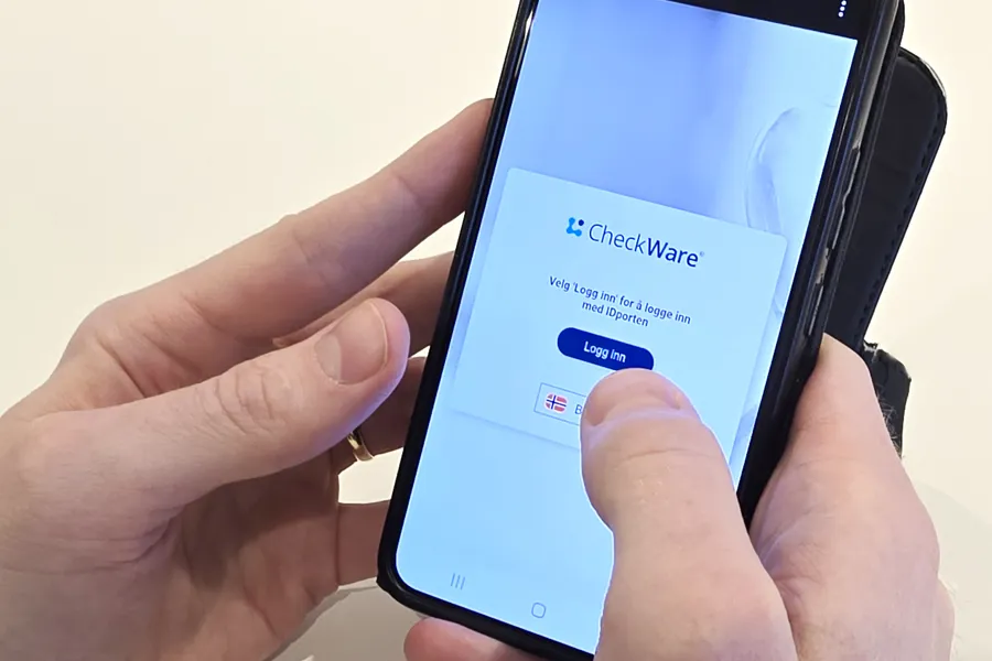 En hånd som holder en mobiltelefon