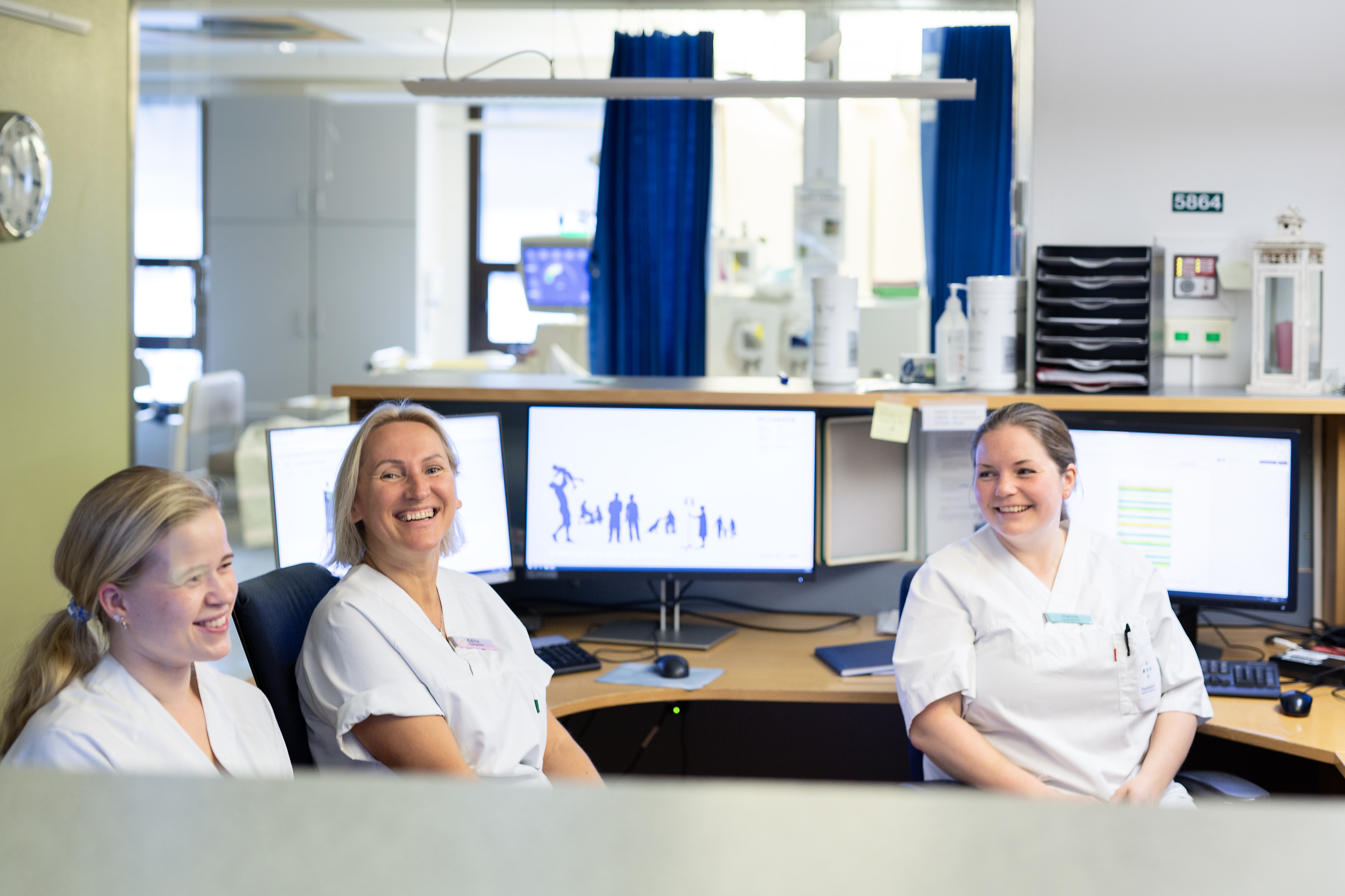 tre sjukepleiarar på vaktrom