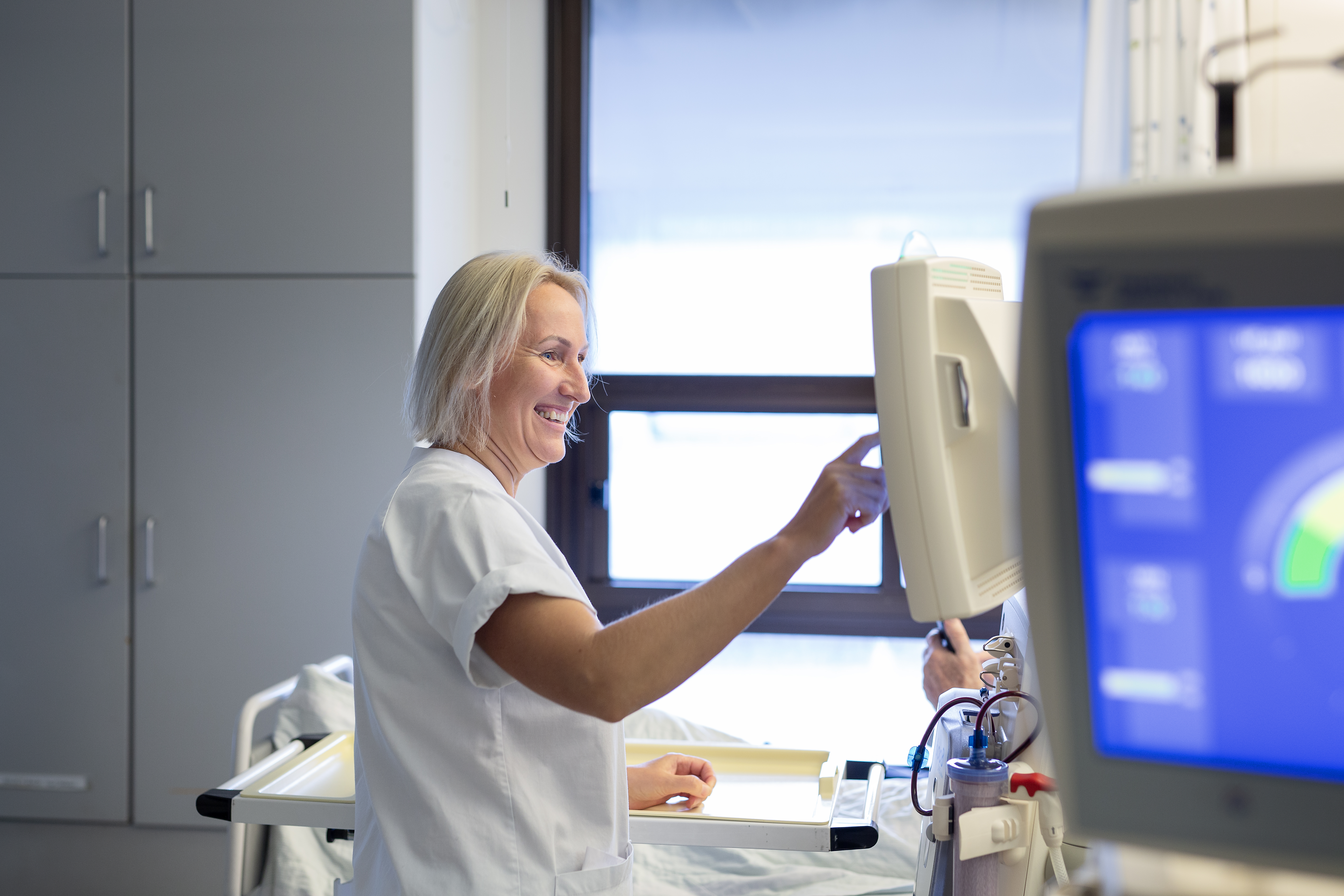 Sjukepleiar ved dialysemaskin