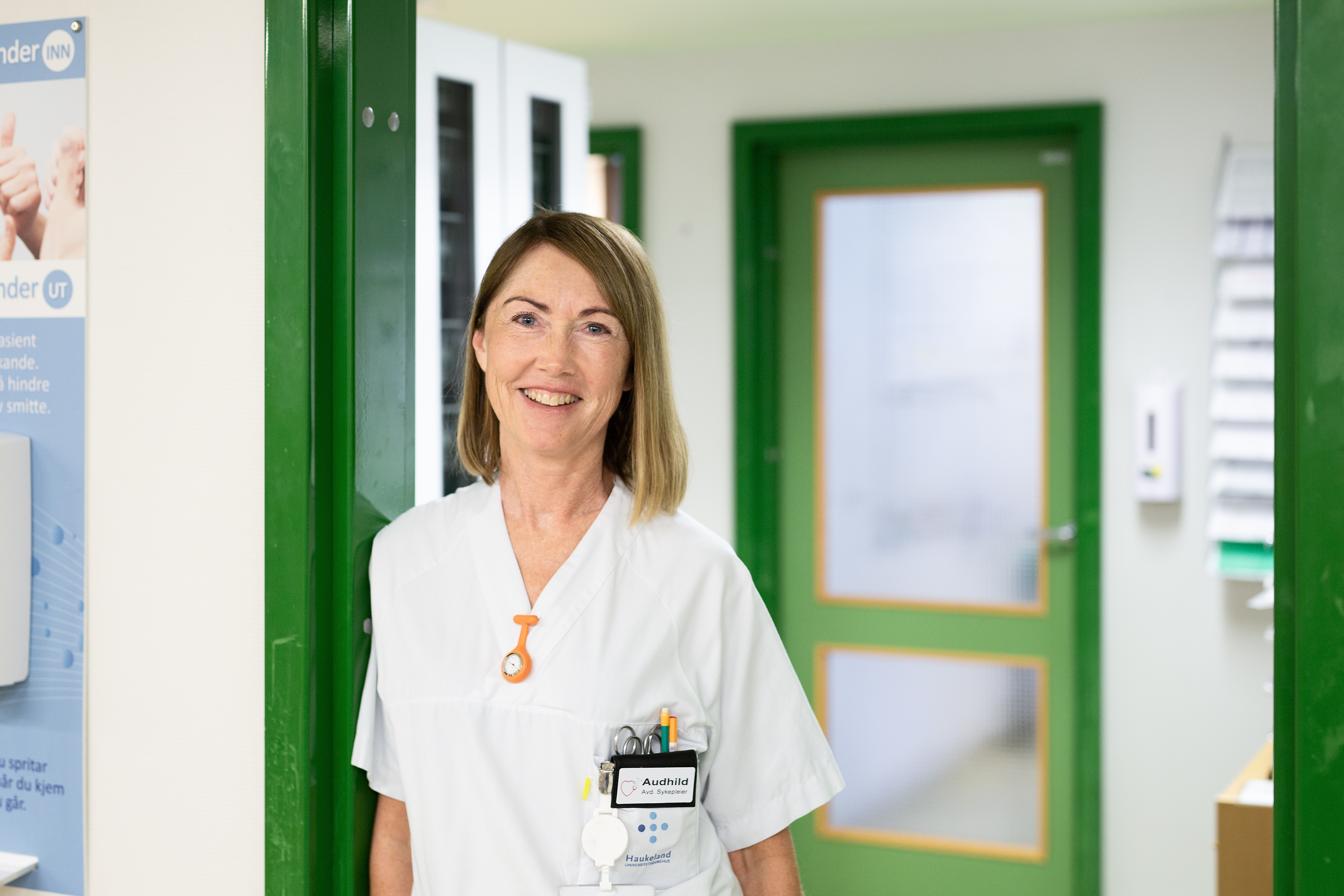 helsepersonell som står i døråpningen