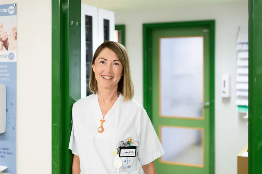 helsepersonell som står i døråpningen