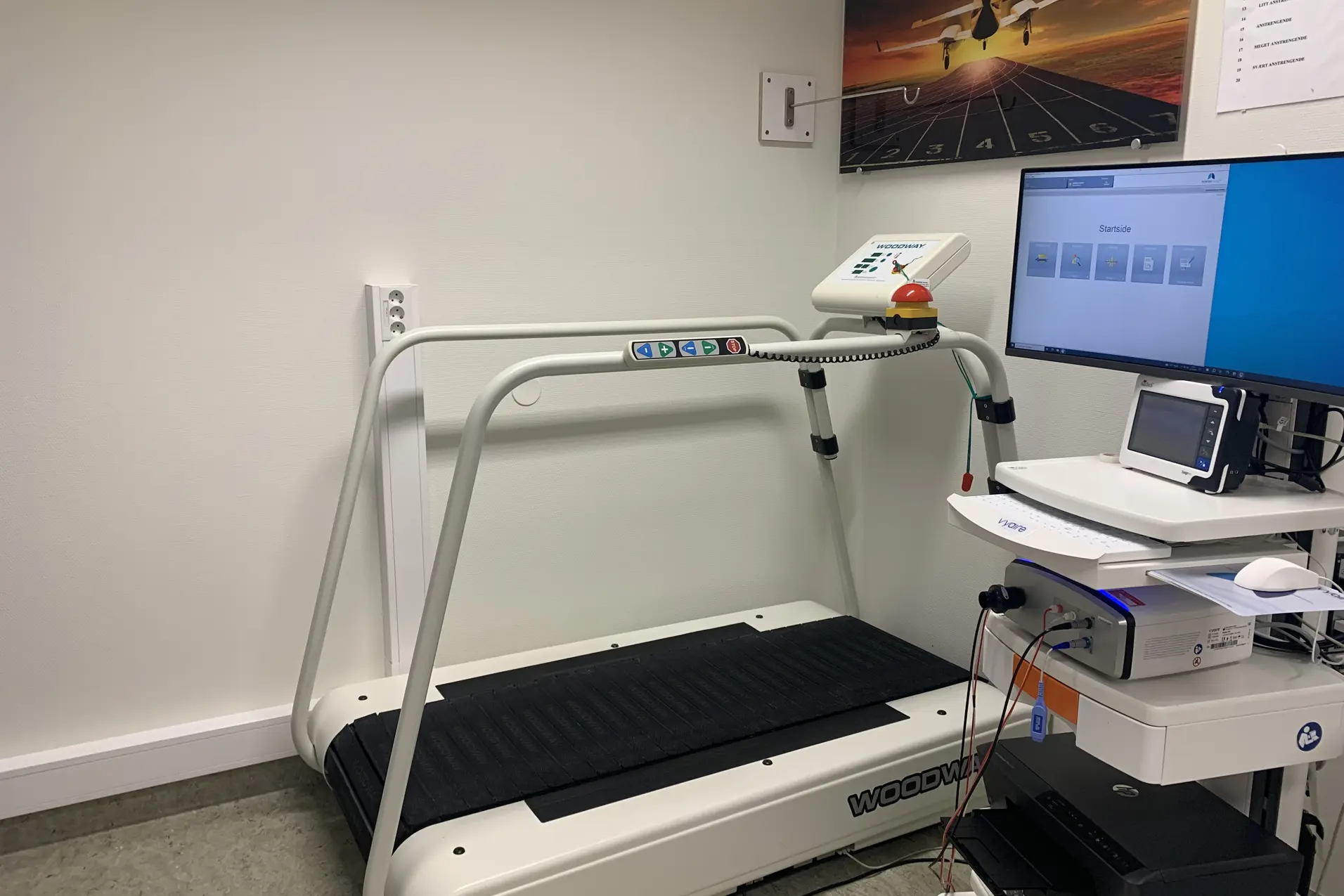 En sykehusseng med en skjerm og en seng