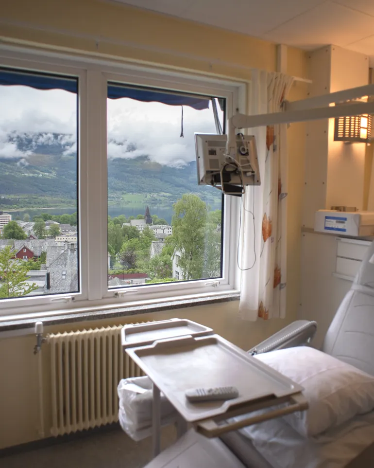 En sykehus stol i et rom med utsikt