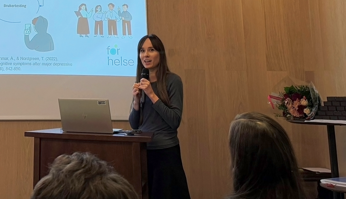 En kvinne som snakker inn i en mikrofon