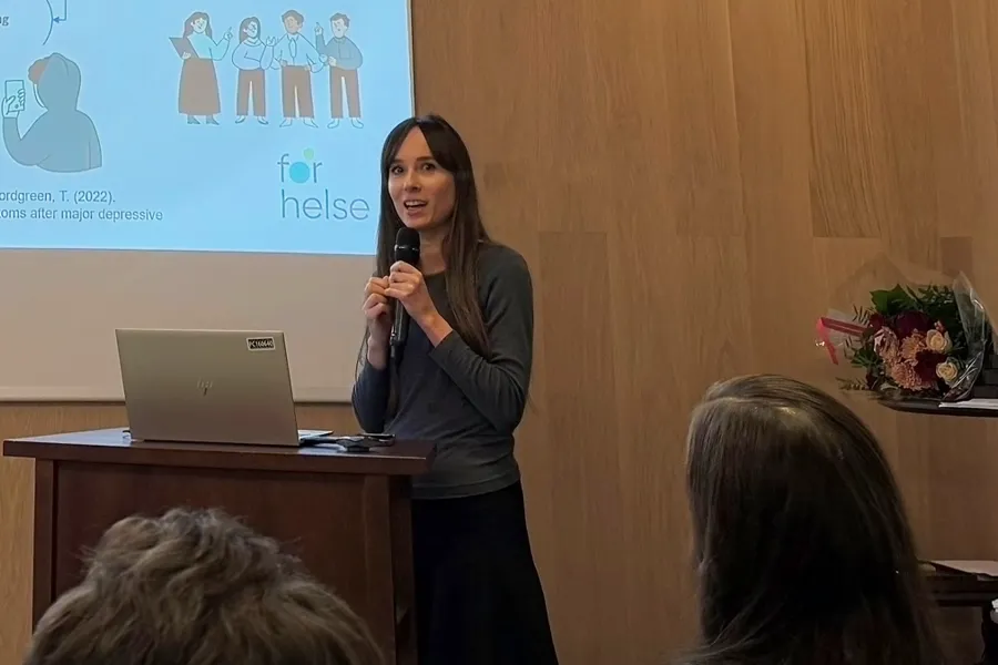 En kvinne som snakker inn i en mikrofon