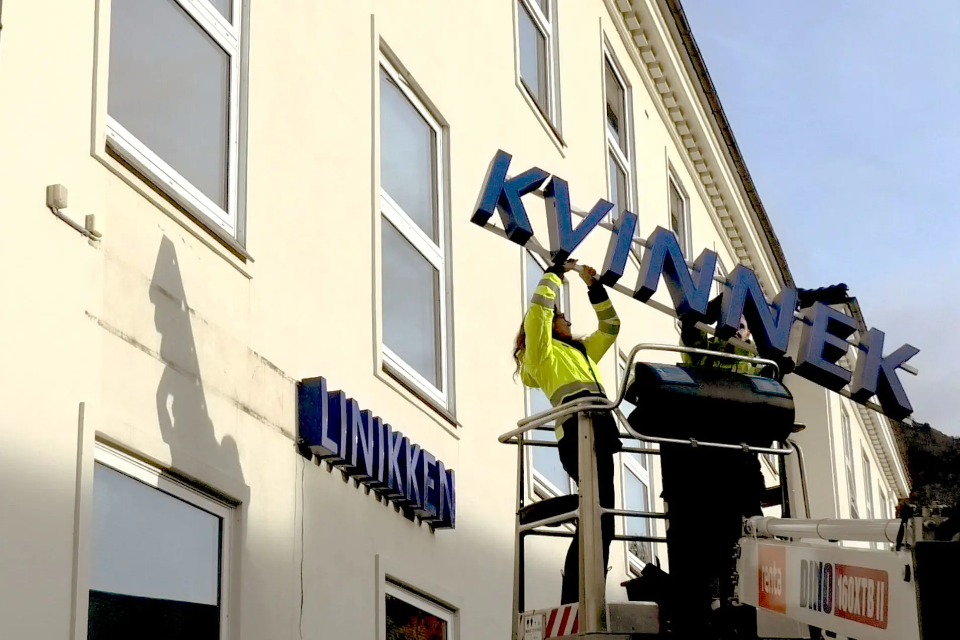 Skiltet på gamle Kvinneklinikken blir tatt ned.