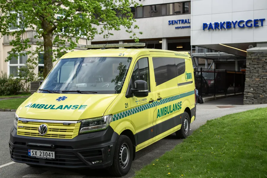 Ambulanse utanfor Parkbygget på Haukeland.
