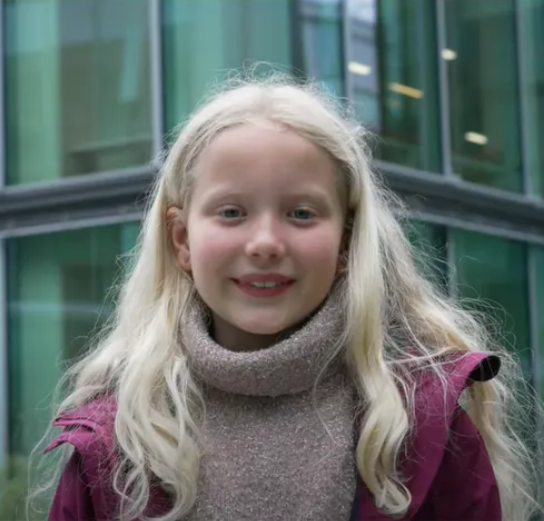 En jente med langt blondt hår