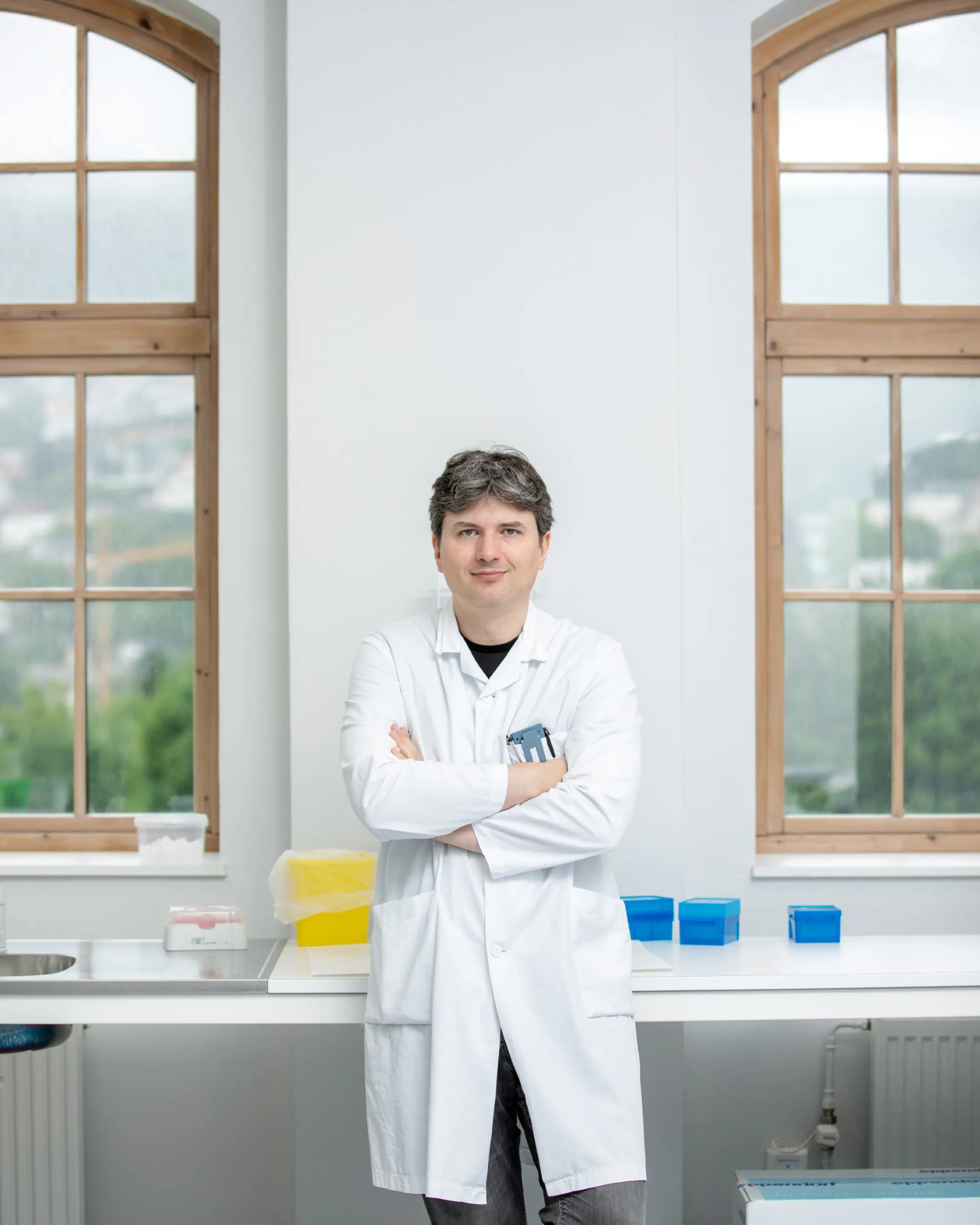 En mann iført hvit frakk