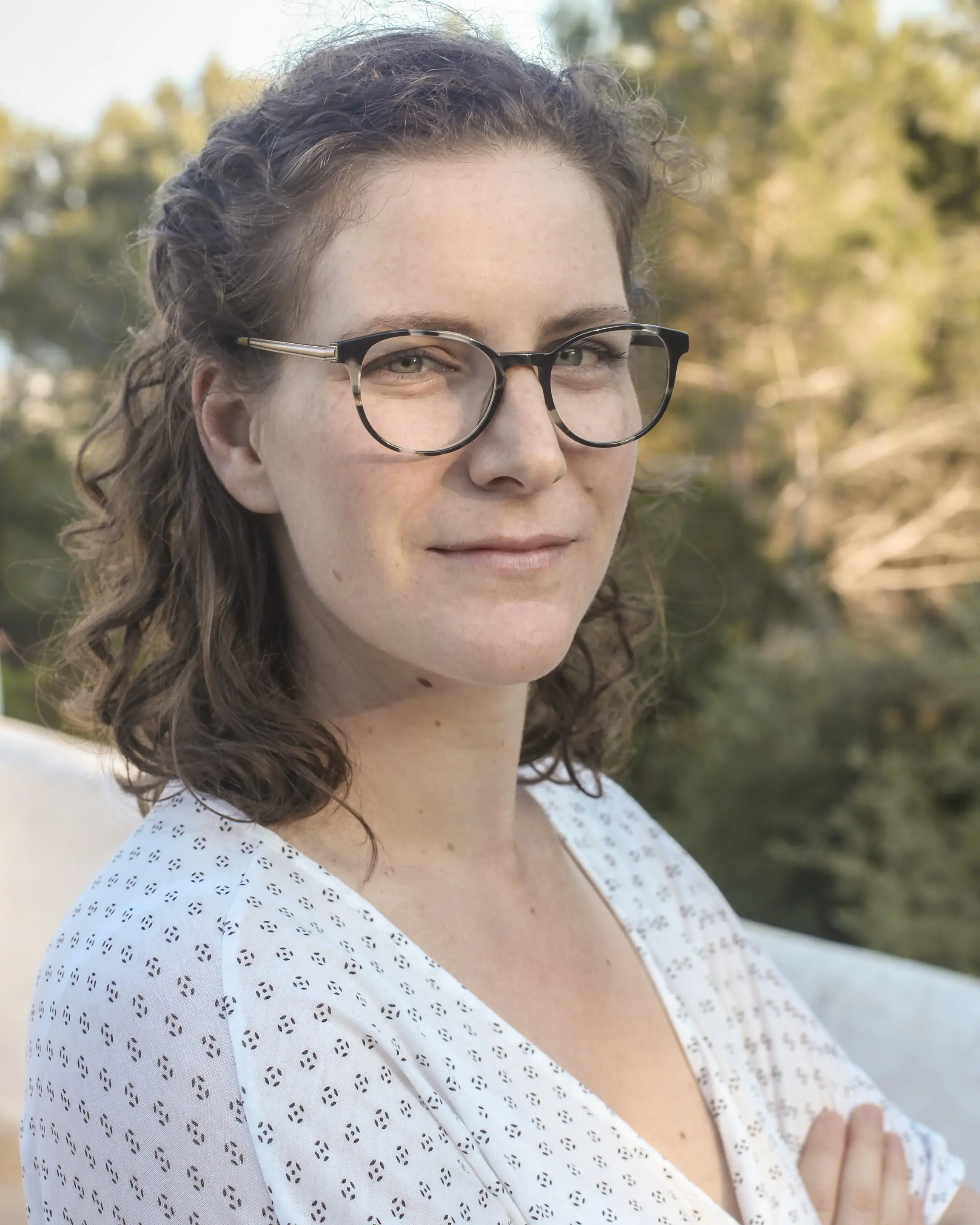 En kvinne som bruker briller