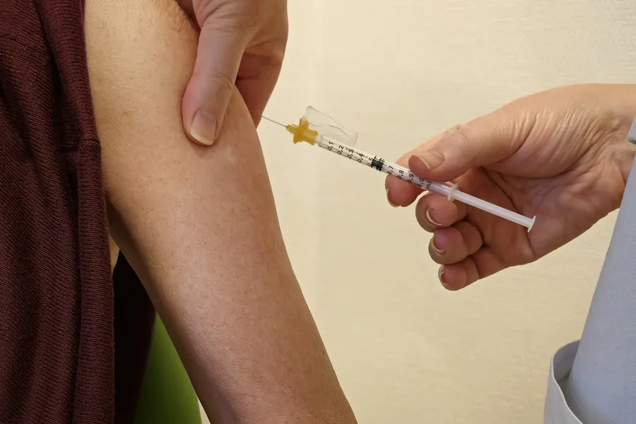 En person som holder en nål