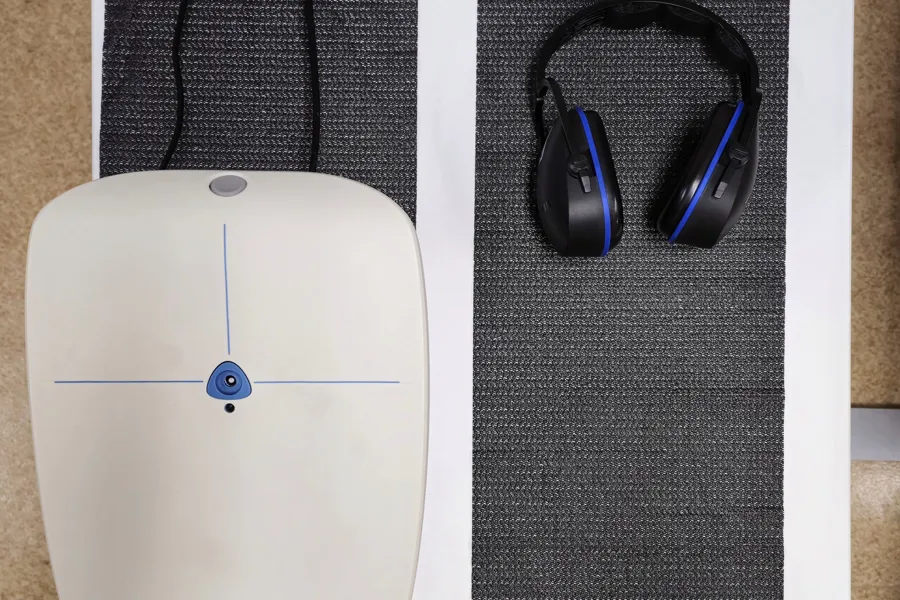 Vibrametri apparatet og hodetelefoner på et lite bord