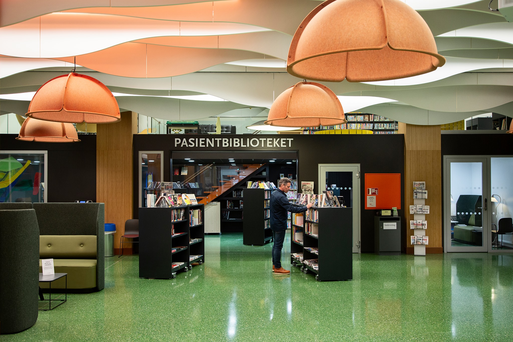 En person som står i en butikk