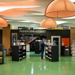 En person som står i en butikk