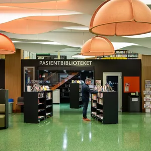 En person som står i en butikk