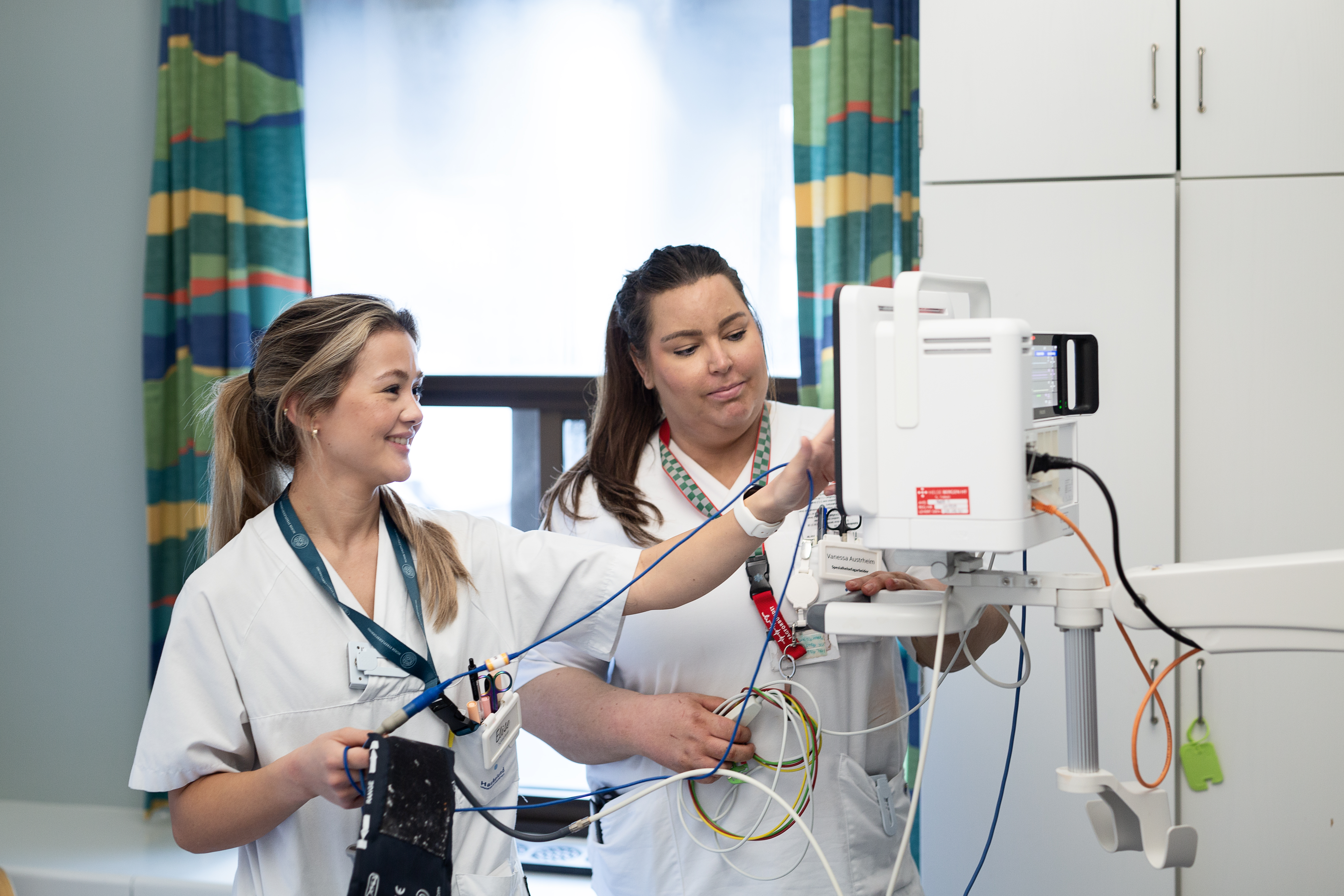 sjukepleiar og spesial-helsefagarbeidar har dialog ved eit overvakingsskop