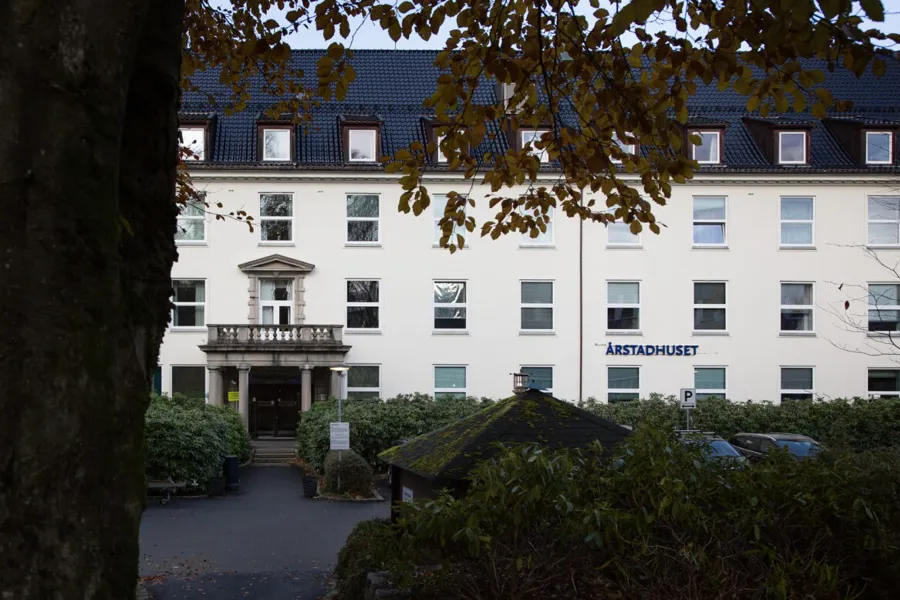 En bygning med parkeringsplass