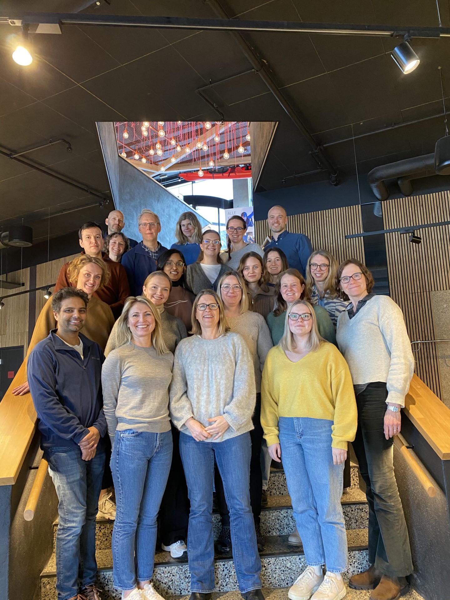 En gruppe mennesker som poserer for et bilde