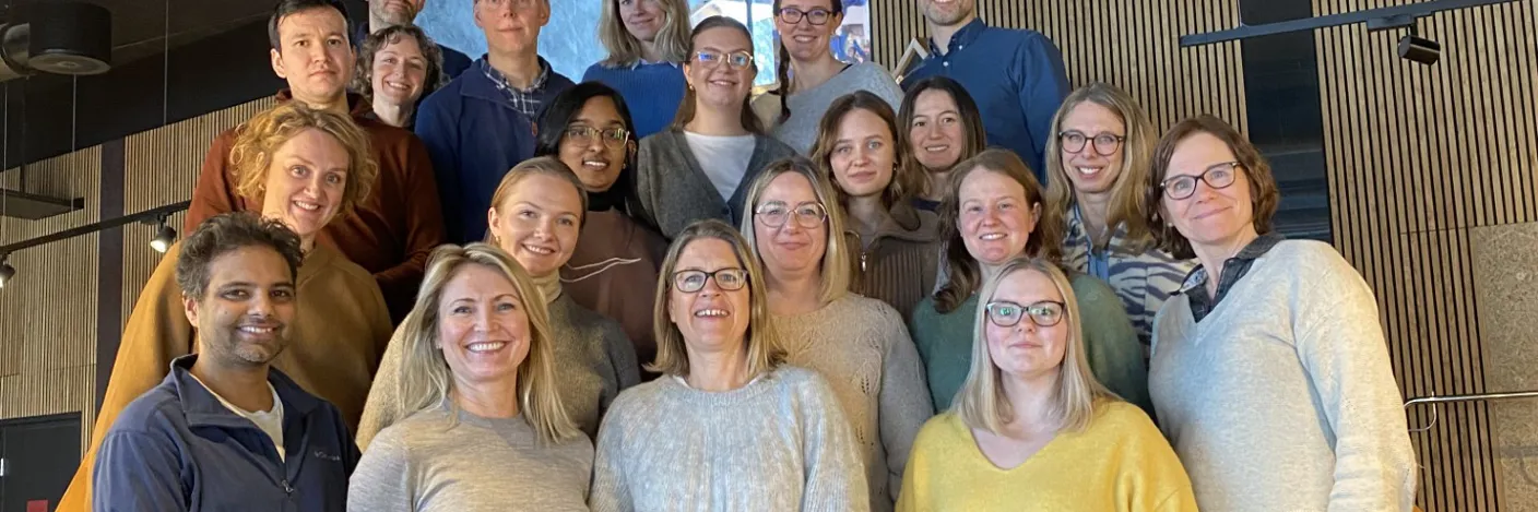 En gruppe mennesker som poserer for et bilde