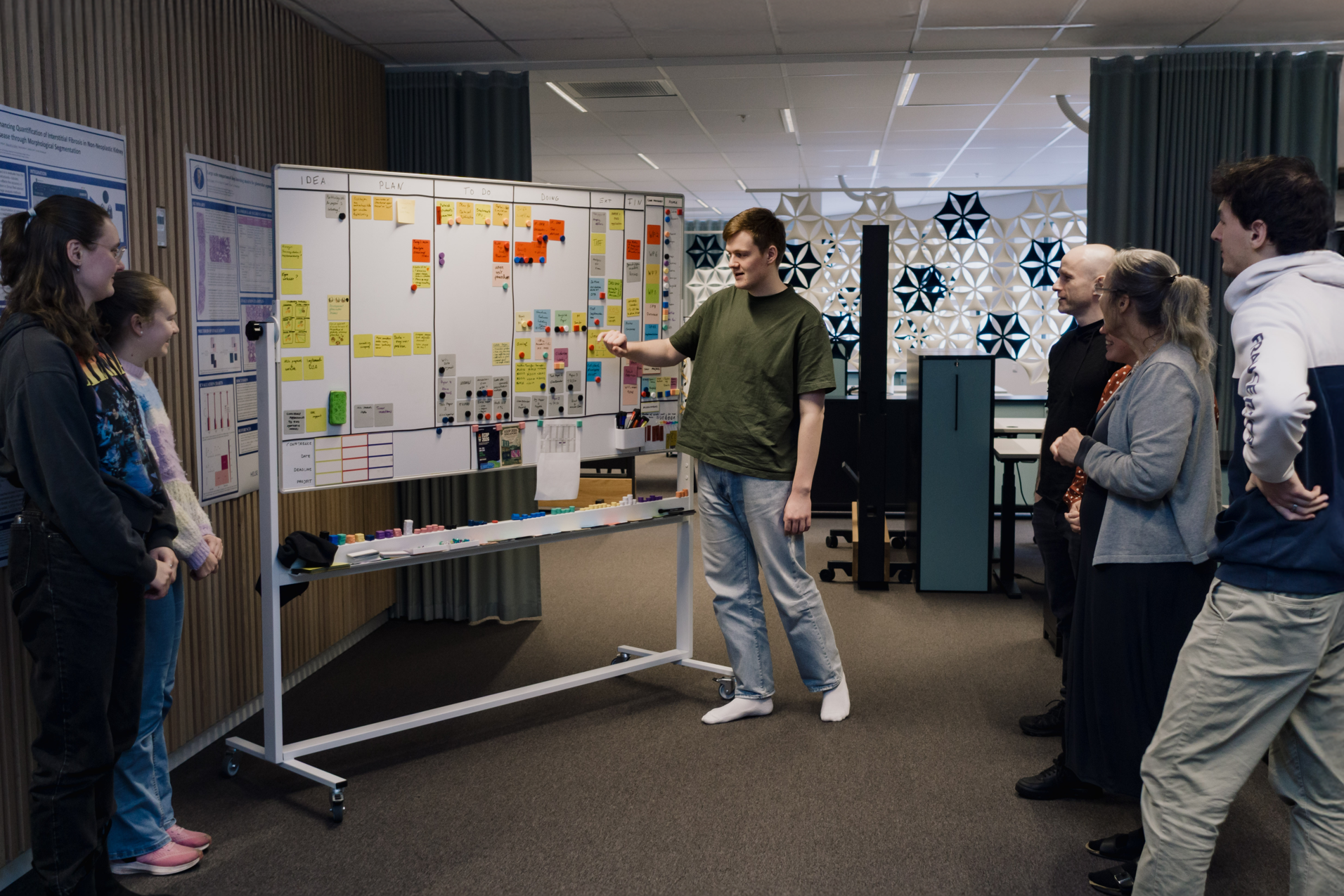 Gruppe som står foran tavle