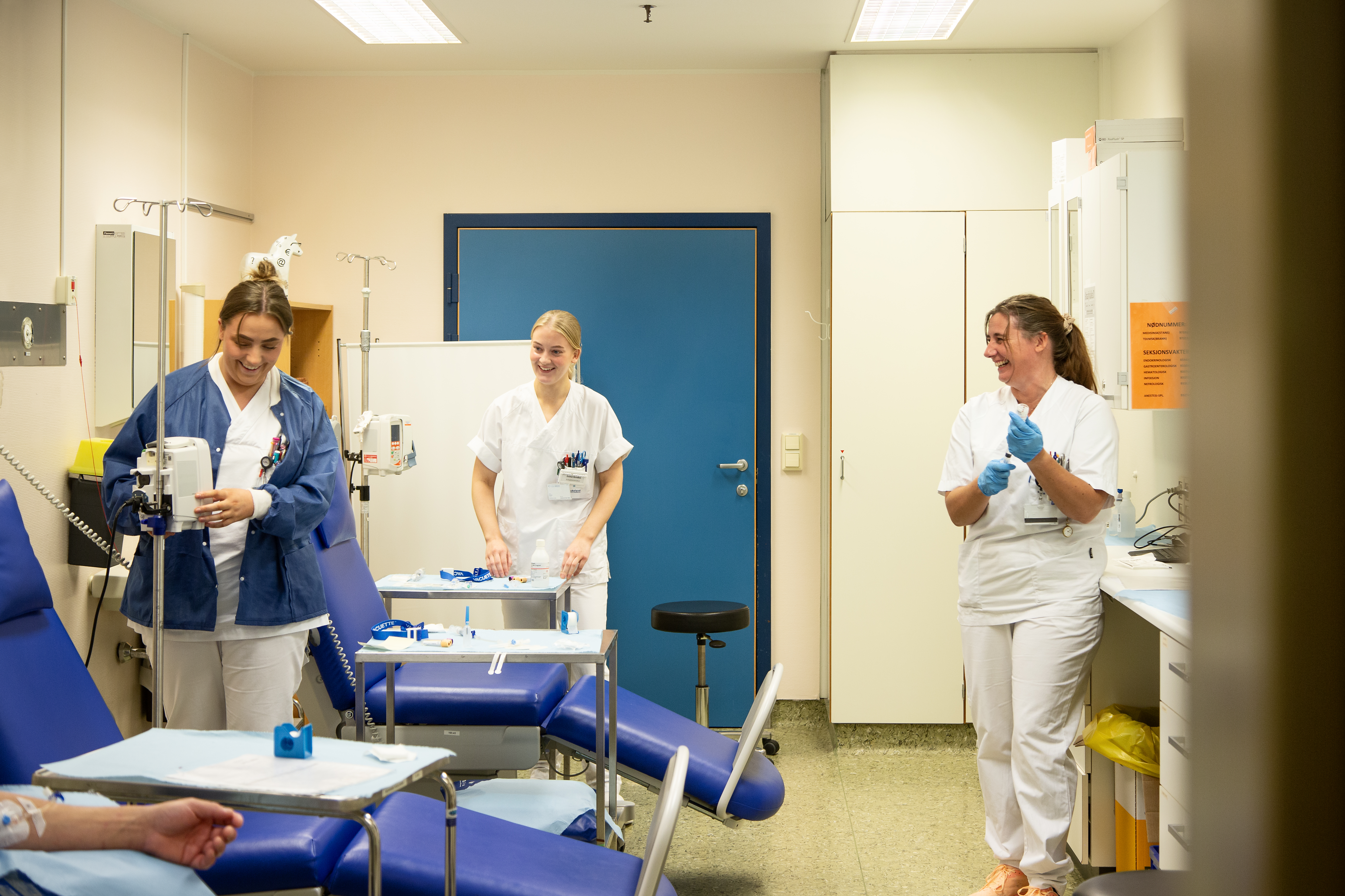 Med klinikk poliklinikk behandlingsrom med liggestol. Sjukepleiar blandar medikament