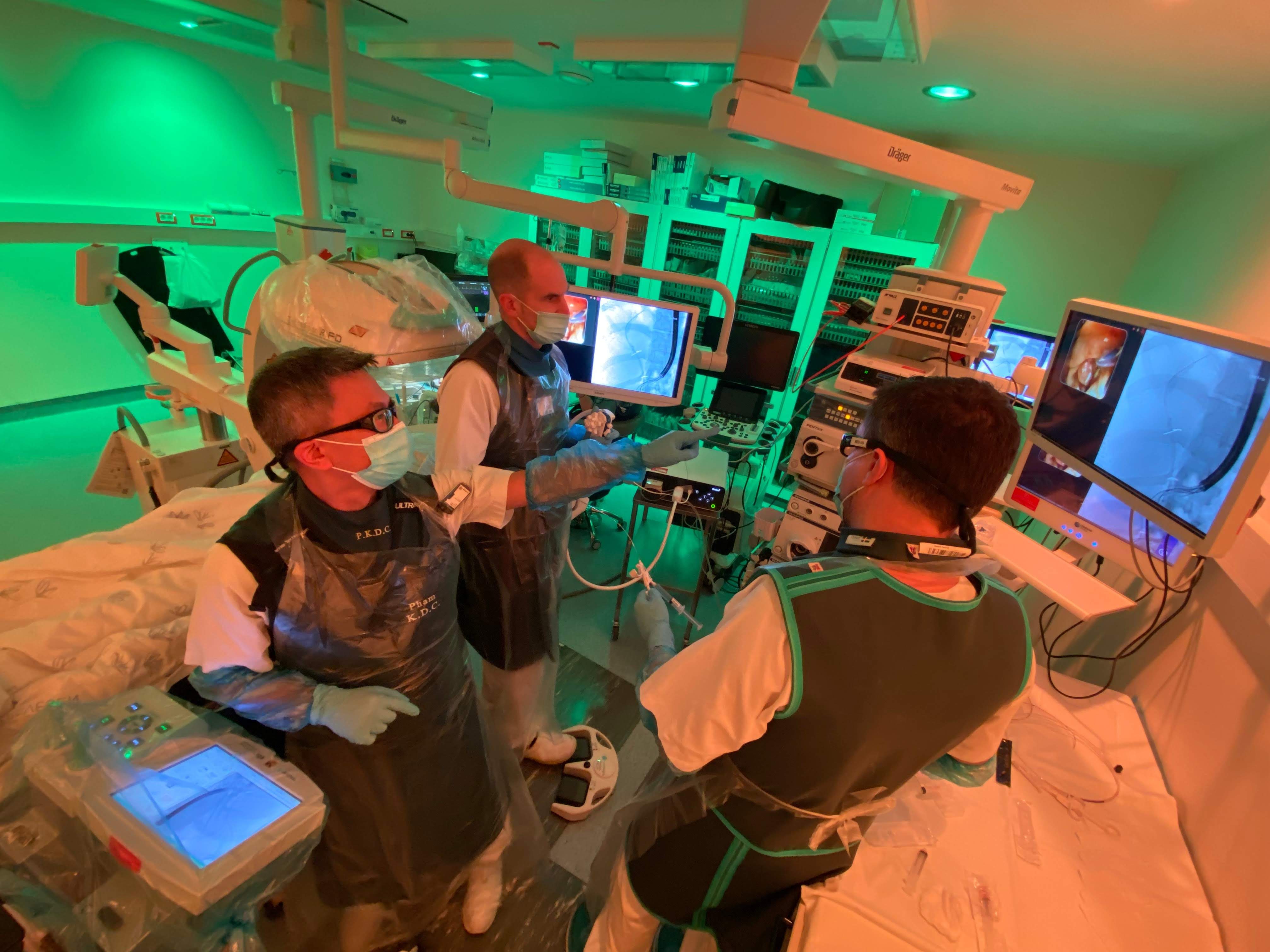 En gruppe mennesker i et rom med datamaskiner