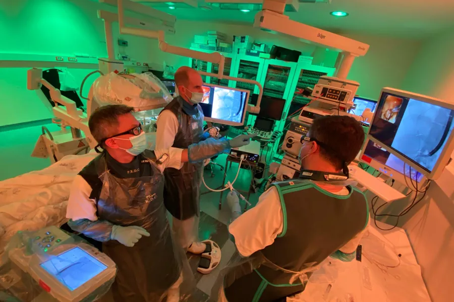 En gruppe mennesker i et rom med datamaskiner