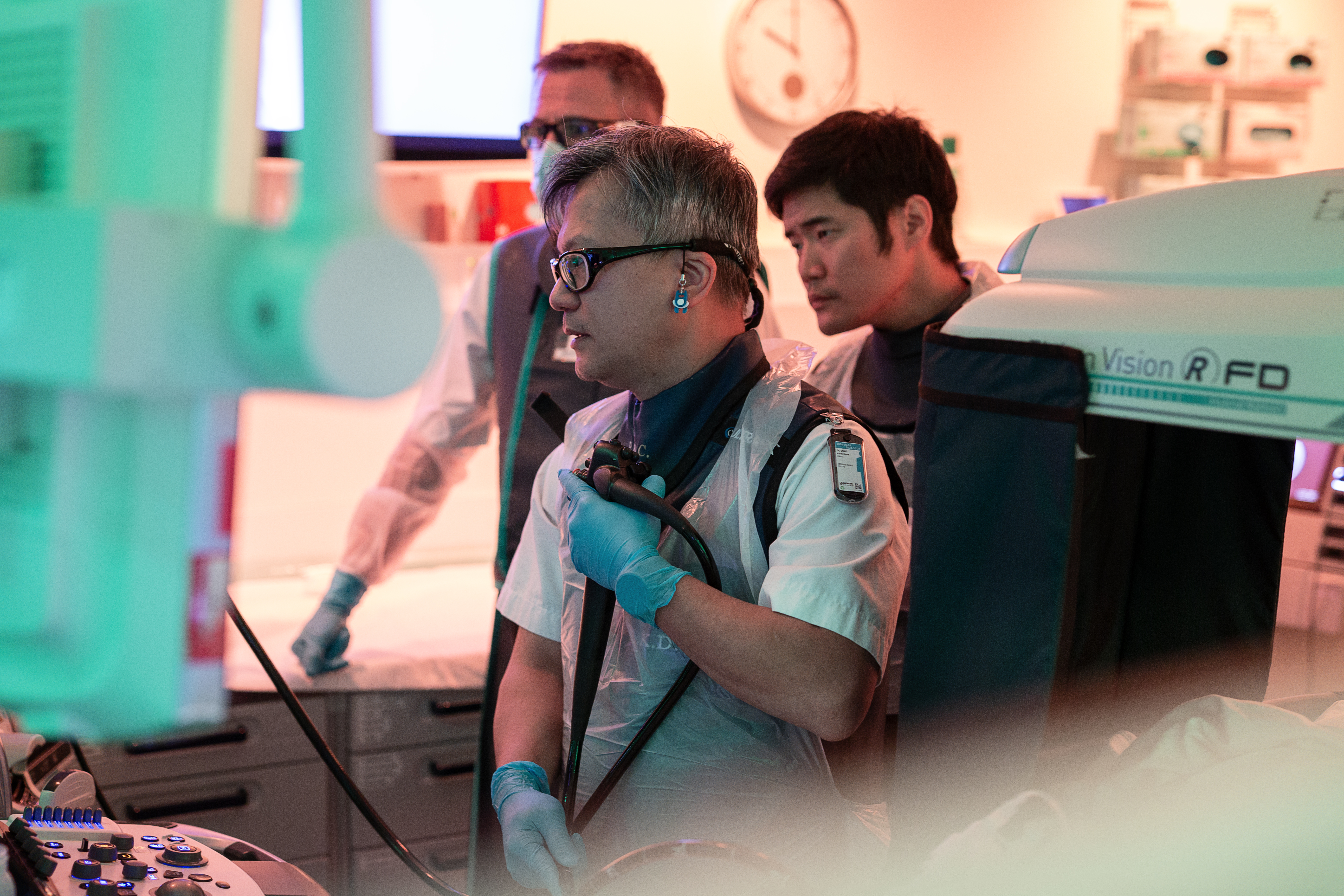 skopiundersøking i narkose legar i blyfrakkar ved skjerm