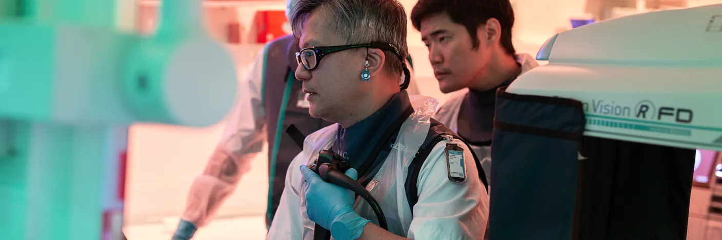 skopiundersøking i narkose legar i blyfrakkar ved skjerm