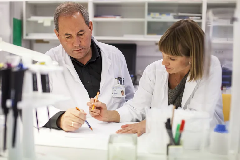 En mann og en kvinne i et laboratorium