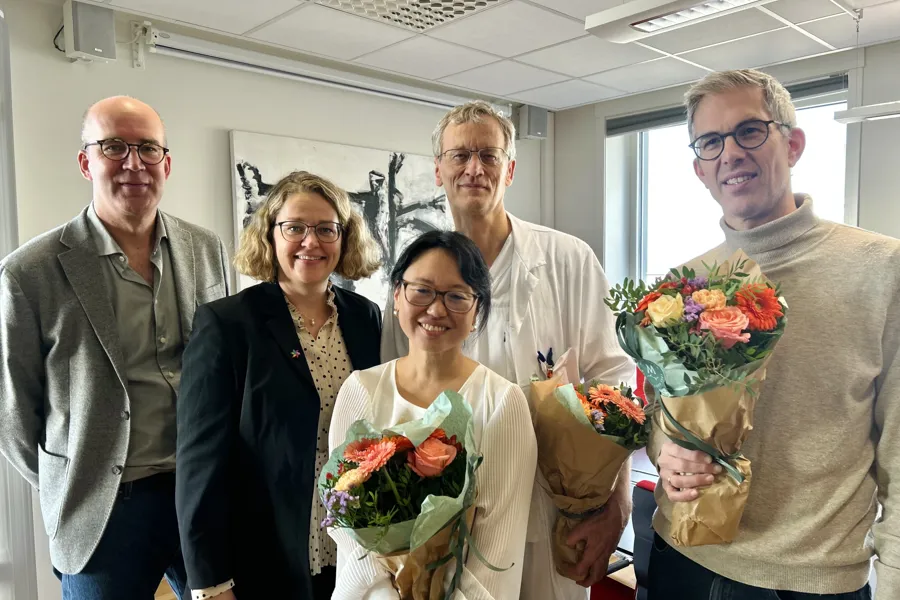 En gruppe mennesker som poserer for et bilde