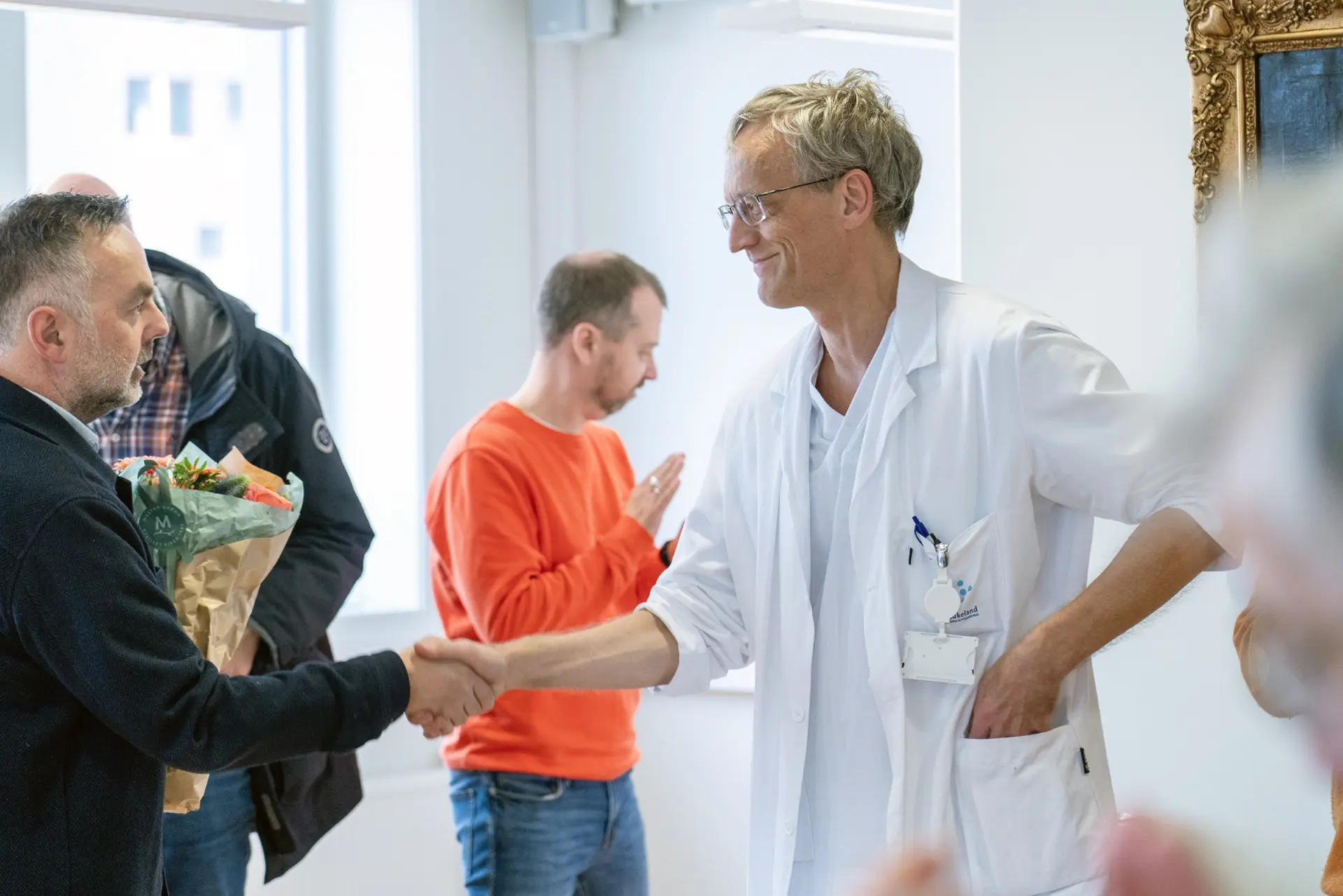 En mann i hvit skjorte