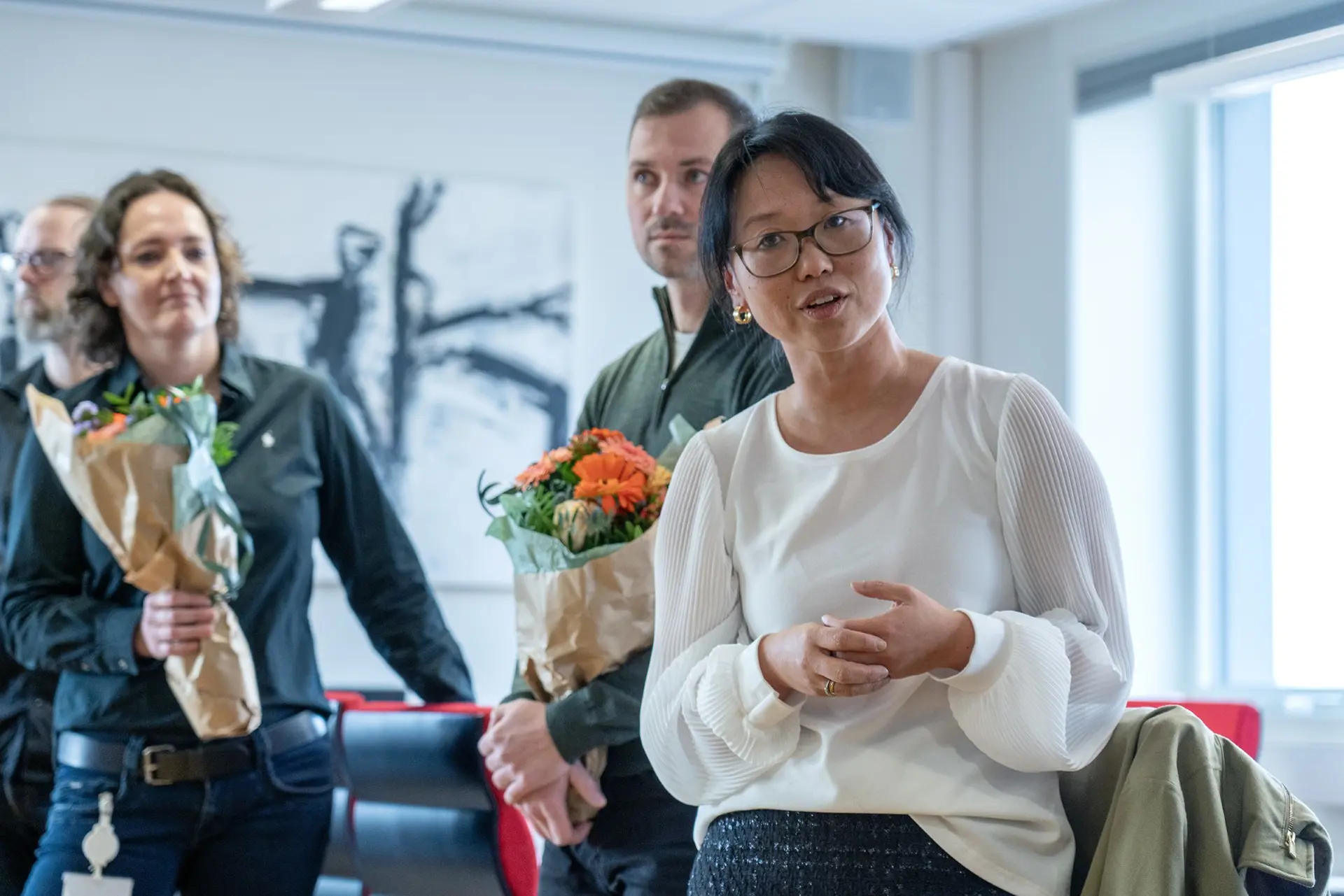 En gruppe mennesker som sitter i stoler