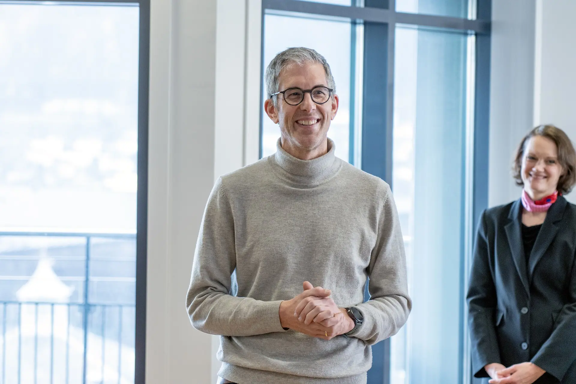 En mann og en kvinne som står foran et vindu