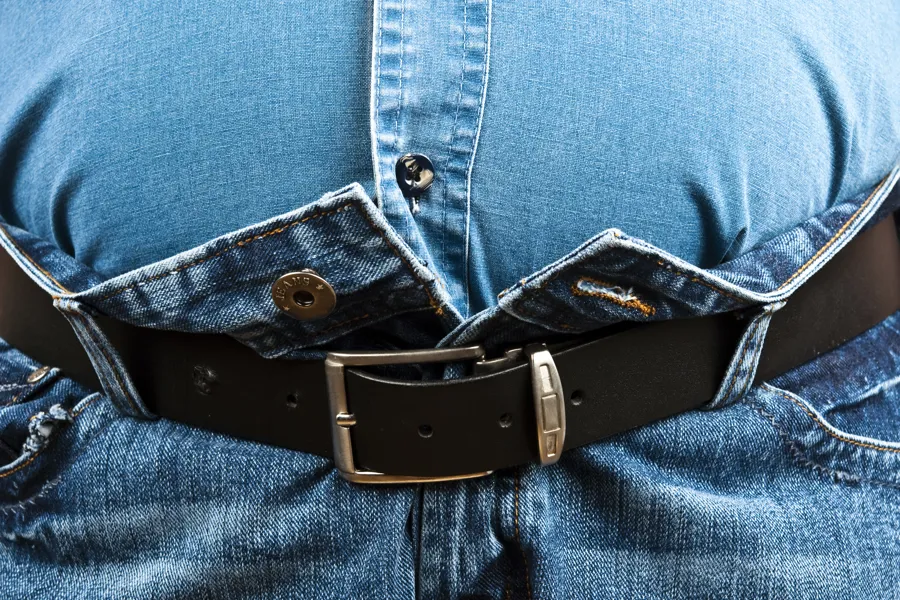 Foto av tykk mage med bukse som ikke går igjen.